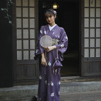 Жена японското традиционно кимоно красив лилав цвят, класическа облекло за cosplay юката, рокля за фотография, халат за баня