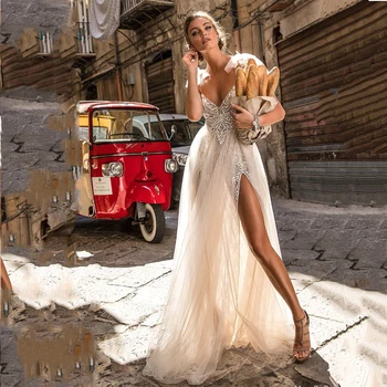 Лесно сватбена рокля трапецовидна форма с тънки спагети презрамки, дантелено булката рокля, секси разрез отстрани, 2020, дантелени апликации, дълга сватбена рокля в стил бохо