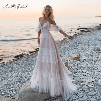 Ариетта, богемные дантелени сватбени рокли 2023, дълбоко V-образно деколте, открити рамене, плажни сватбени рокли трапецовидна форма, шаферски рокли в стил бохо с отворен гръб
